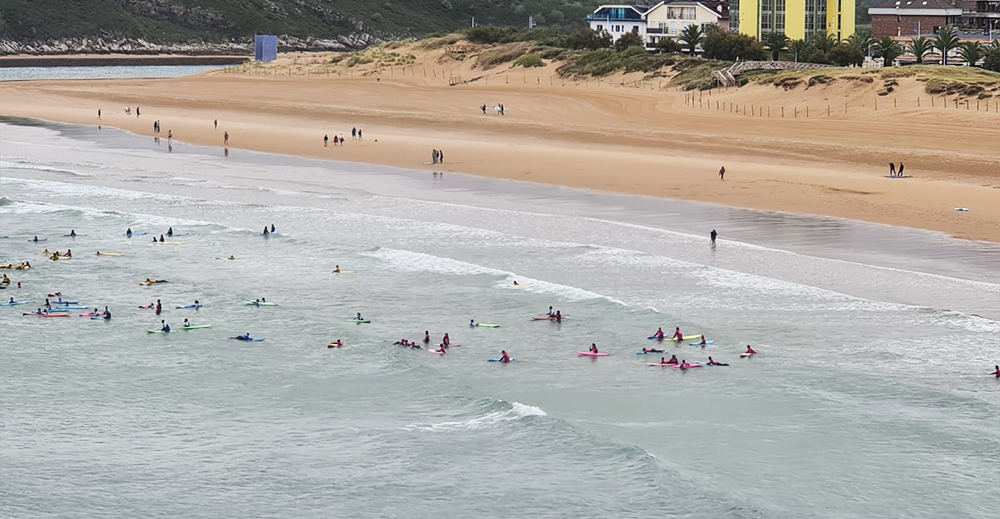 aprendiendo surf en la playa de la concha de suances